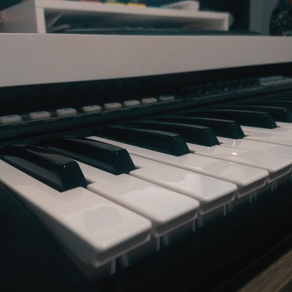 Teclado no Home Studio. Música para filmes, música para games e música para publicidade.